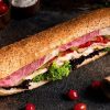 ساندویچ فیله مرغ و ژامبون تنوری با قارچ و پنیر در نان باگت